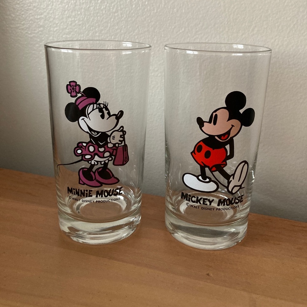 Mickey Mouse & Minnie Mouse glassware set.